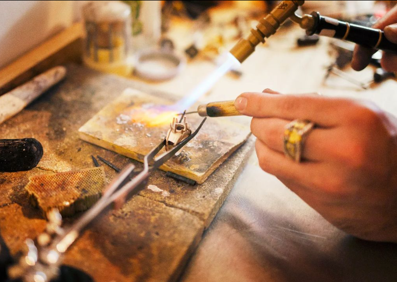 bijouterie chercheur d'or : brasage à l'atelier